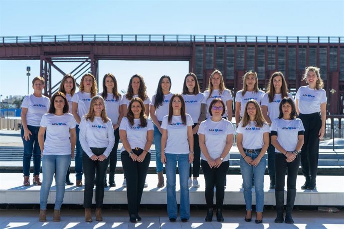La presidenta de la APA, Rosario Soto, junto a una representación de mujeres que forman parte del equipo de la Autoridad Portuaria de Almería