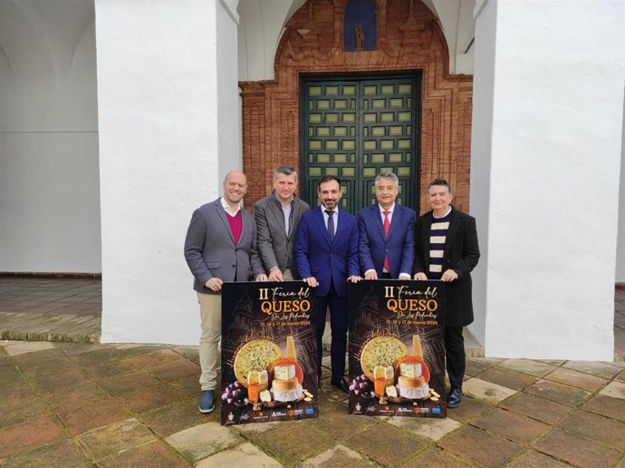 El presidente de Iprodeco, Félix Romero (centro), en la presentación de la Feria del Queso de Los Pedroches.