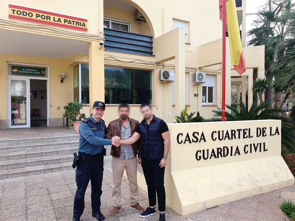 Imagen de agentes de la Guardia Civil con vecinos que colaboraron para apresar al presunto ladrón.