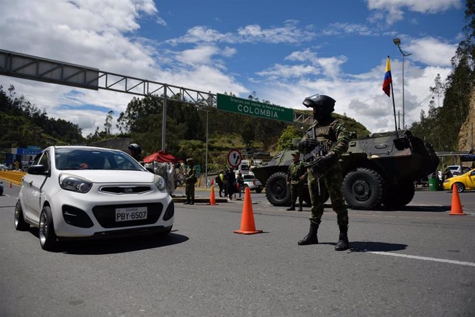 Archivo - Control militar de la lado de la frontera colombiana con Ecuador.