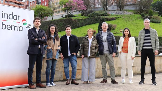 Los candidatos Maria Eugenia Arrizabalaga y Markel Olano junto a los integrantes de la lista de PNV en Debabarrena