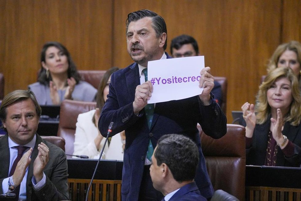 El portavoz del Grupo Popular, Toni Martín, este jueves durante su pregunta al presidente de la Junta, Juanma Moreno, en el Pleno del Parlamento.