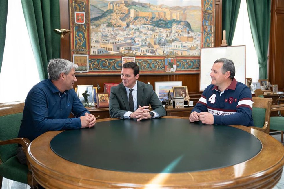 El presidente de la Diputación reunido con el alcalde de Bayárcal y un concejal.