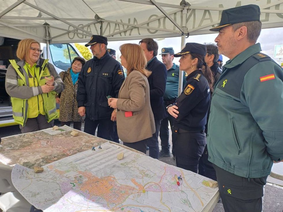 La subdelegada del Gobierno en Córdoba, Ana López, y el alcalde de Lucena, Aurelio Fernández, visitan el puesto de mando avanzado desde el que se coordina la búsqueda de Pedro Mayorgas Ruiz, el vecino lucentino de 83 años desaparecido.
