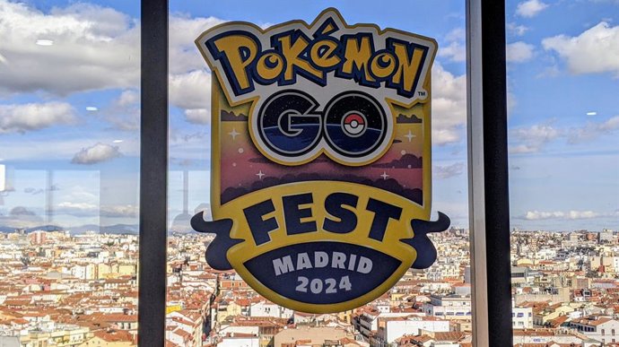 Emblema del evento Pokémon Go Fest y su celebración en Madrid con la ciudad de fondo