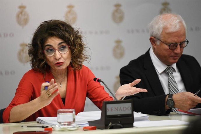 (I-D) La vicepresidenta primera del Gobierno y ministra de Hacienda, María Jesús Montero y el presidente de la comisión, Eloy Suárez, durante la Comisión de Hacienda en el Senado, a 7 de marzo de 2024, en Madrid (España). Durante la comisión, Montero ha