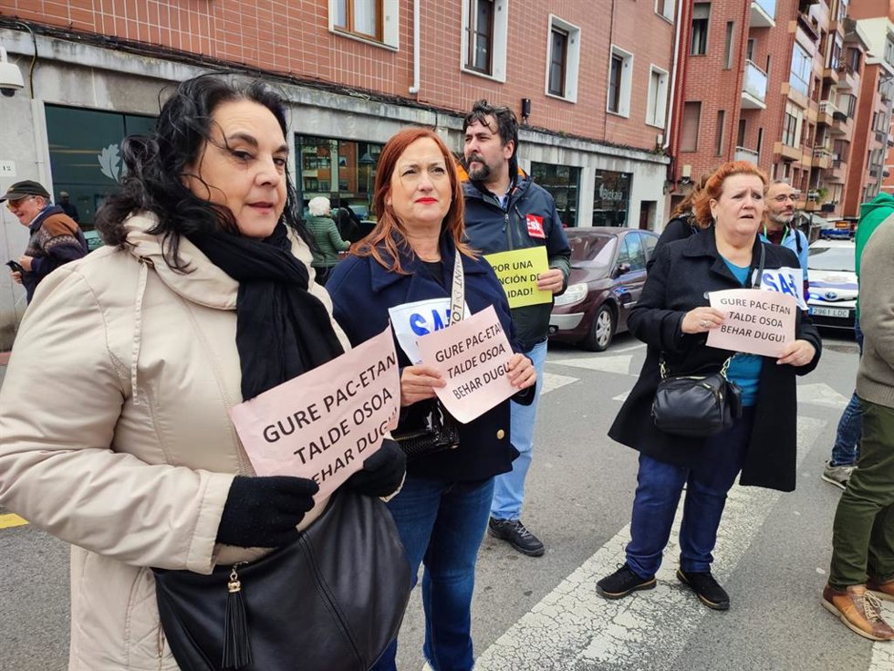 Trabajadores de los PACs se manifiesta en Basauri.