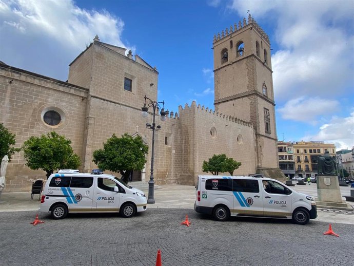 Archivo - Coches de Policía Local en Badajoz