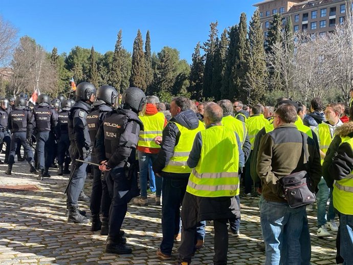 Cientos de agricultores y ganaderos concentrados en el Palacio de la Aljafería