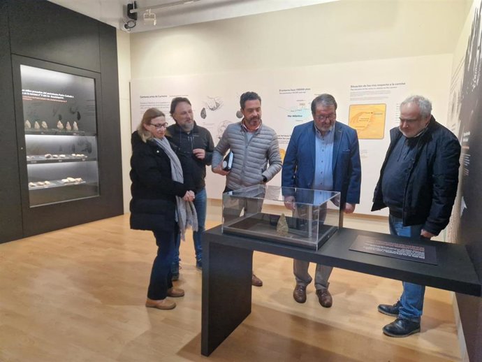 El alcalde de Carmona, Juan Ávila, en la reapertura de la sala de Prehistoria del museo municipal.