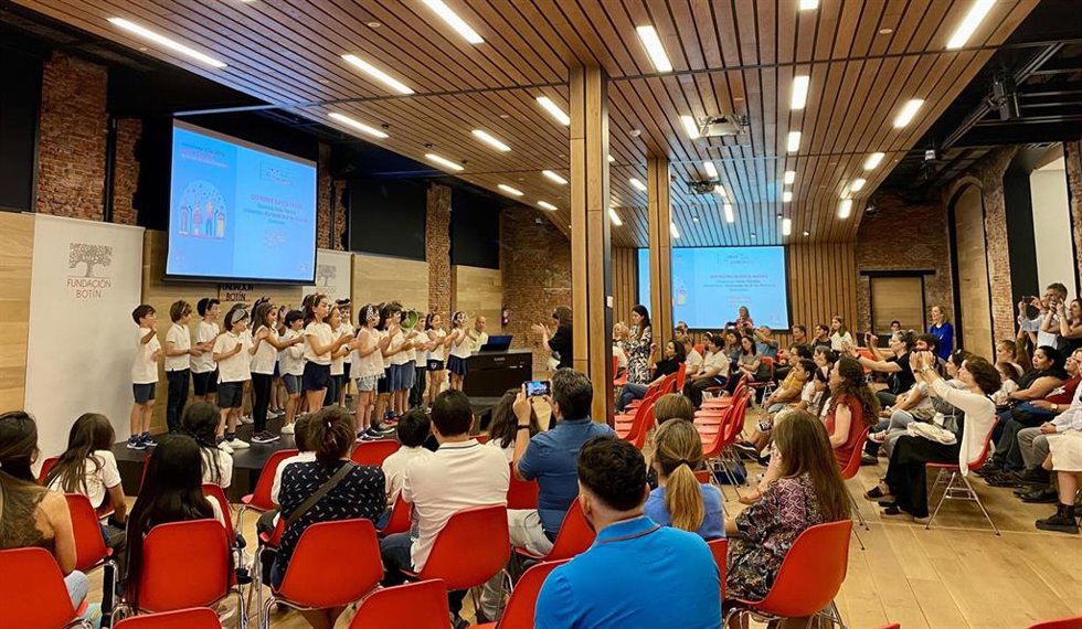Archivo - Docentes, alumnado y familias durante un encuentro del Programa ER