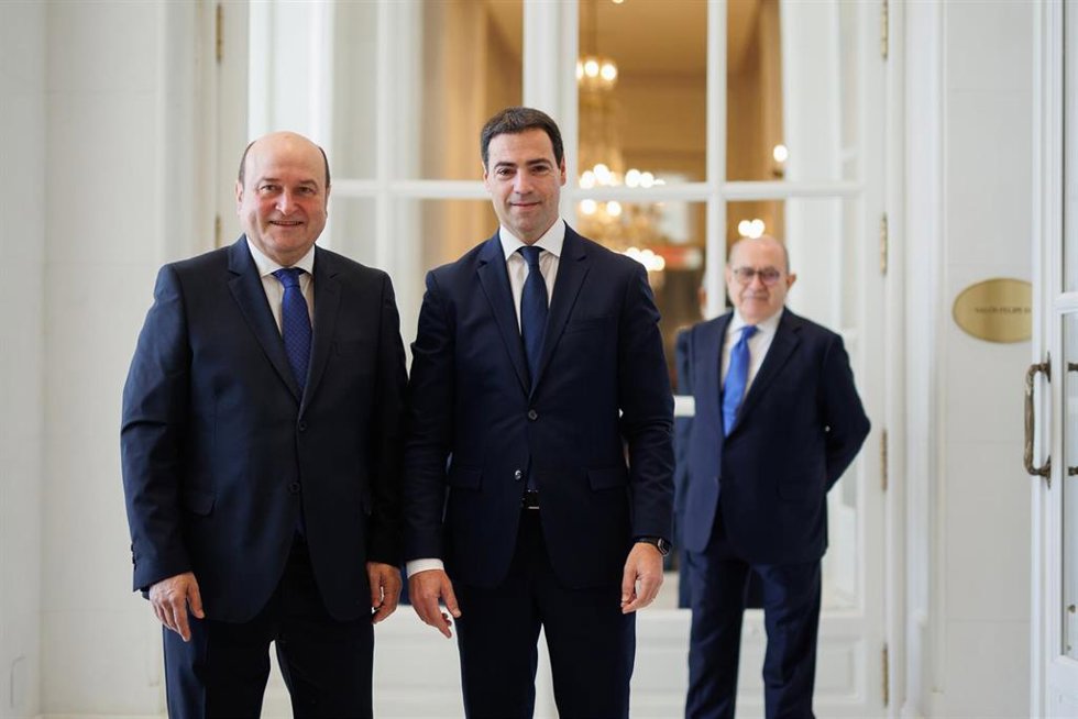 El presidente del EBB de EAJ-PNV, Andoni Ortuzar (i) y el candidato de EAJ-PNV a Lehendakari del Gobierno Vasco, Imanol Pradales (d), llegan a un desayuno informativo de Nueva Economía Fórum, en el Hotel Mandarín Oriental Ritz, a 7 de marzo de 2024, en