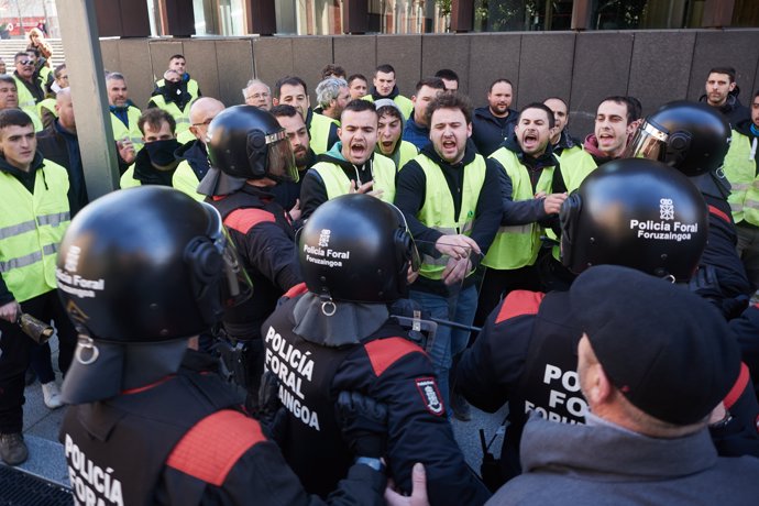 Momentos de tensión entre policías forales y agricultores en el exterior del Parlamento de Navarra