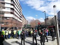 Cargas policiales contra agricultores que increpaban a Chivite y otros políticos a salida del Parlamento de Navarra