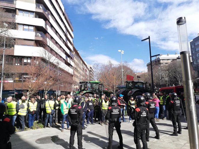 Cordón policial para evitar que los agricultores increparan a los representantes parlamentarios a su salida del Parlamento de Navarra.