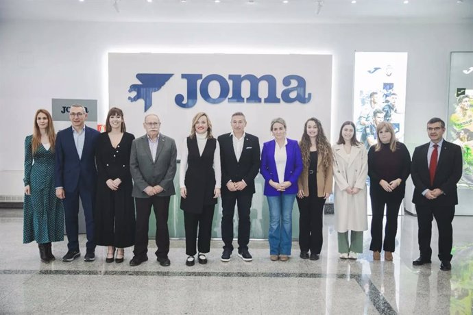 La ministra de Educación, Formación Profesional y Deportes, Pilar Alegría, visita en Portillo de Toledo (Toledo), la fábrica central de la marca deportiva Joma.