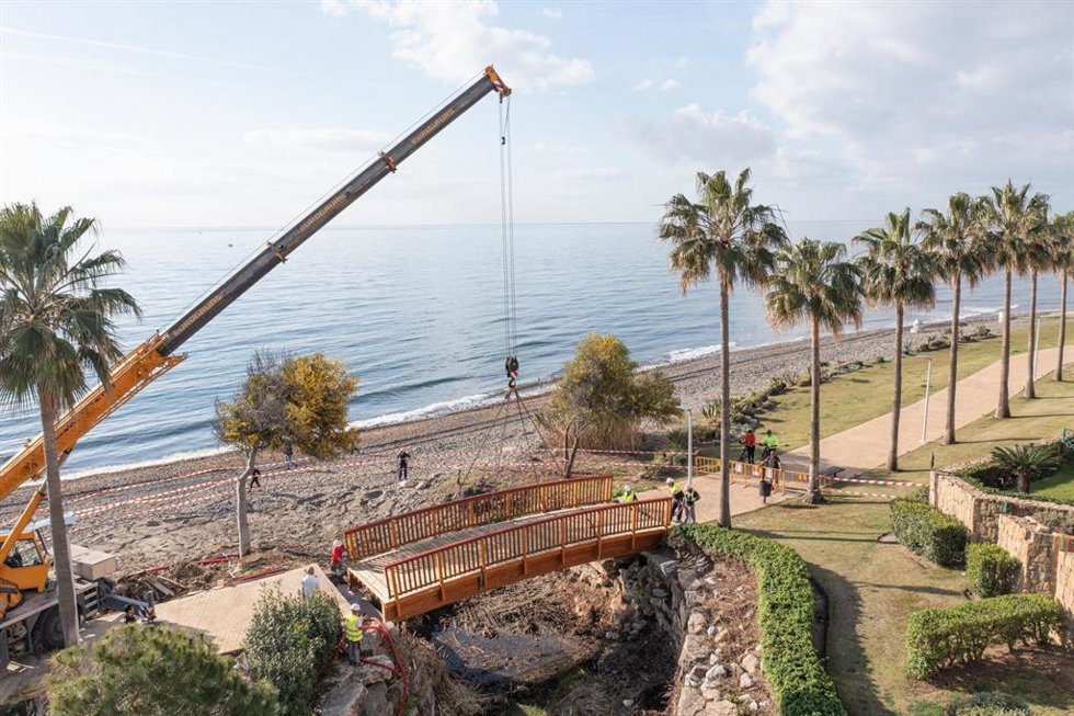 Estepona instala un nuevo puente en Bahía La Plata para mayor seguridad de los paseantes del corredor litoral