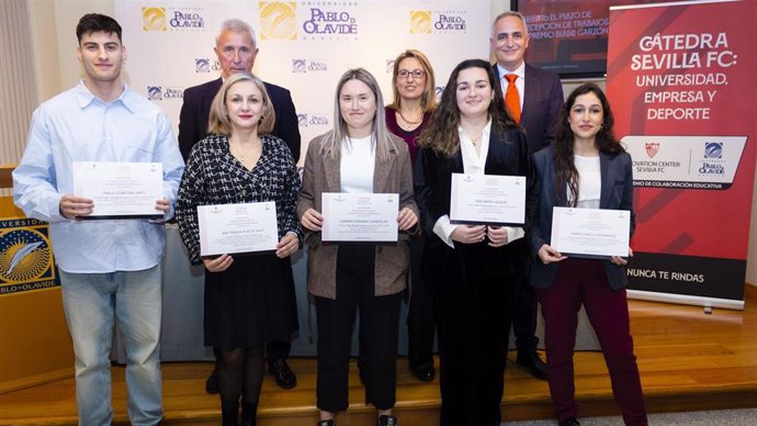 Foto de familia con las galardonadas con el premio Manuel Blasco Garzón.