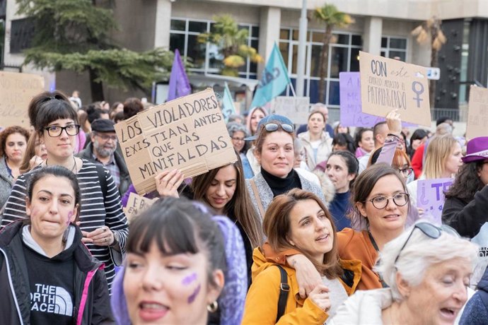 Archivo - Varias mujeres protestan durante la manifestación convocada por la Coordinadora 8M por el Día Internacional de la Mujer, a 8 de marzo de marzo de 2023, en Lleida, Catalunya (España). Lleida es una de las múltiples ciudades españolas donde las 