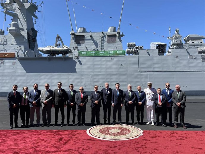 Foto de familia de la entrega de Navantia de la quinta corbeta a la Real Marina de Arabia Saudí la ciudad árabe de Jeddah.