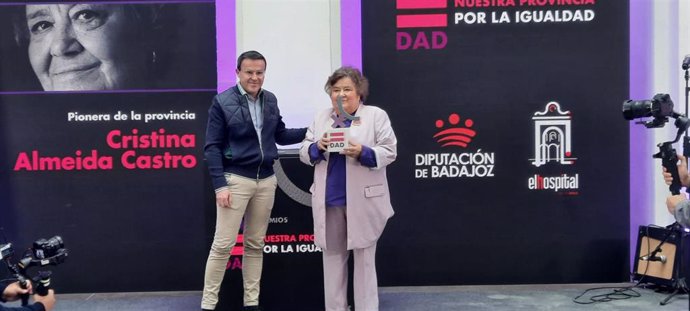 El presidente de la Diputación de Badajoz entrega a Cristina Almeida el Premio 'Pionera de la provincia'