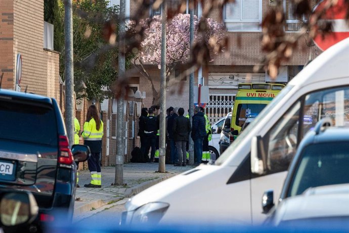 Despliegue policial por el atrincheramiento de un hombre en una vivienda de Albacete, a 5 de marzo de 2024, en Albacete, Castilla-La Mancha (España). Se ha desplegado un fuerte dispositivo policial en el barrio de la Vereda de Albacete tras conocerse que 