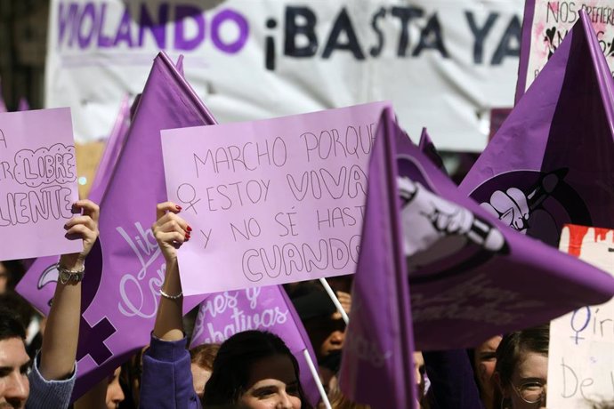 Archivo - Cientos de estudiantes se manifiestan por las calles de la capital, convocada por el Sindicato de Estudiantes que llaman a la huelga estudiantil feminista por el 8M, archivo