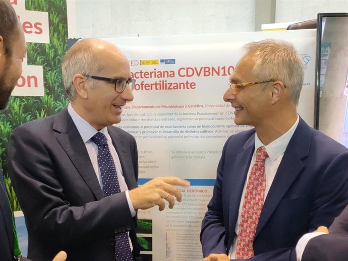 Archivo - El presidente de la Diputación de Salamanca, Javier Iglesias (i), con el rector de la USAL, Ricardo Rivero (d). Archivo