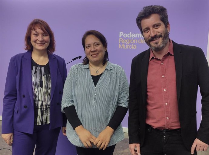 Los diputados regionales María Marín y Victor Egío, con la presidenta del AMPA del colegio de Educación Especial Santísimo Cristo de la Misericordia