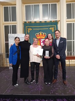 Imagen del equipo de la Escola d'Art de Ibiza acompañado del director territorial de Educación en Ibiza y Formentera, Juan Álvarez.