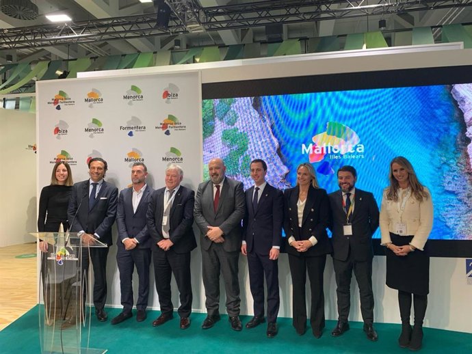 El presidente de la Asociación Hotelera de Playa de Palma, Pedro Marín, junto al presidente del Consell de Mallorca, Lloren Galmés, el alcalde de Palma, Jaime Martínez, y otras autoridades y agentes turísticos, en la ITB de Berlín.