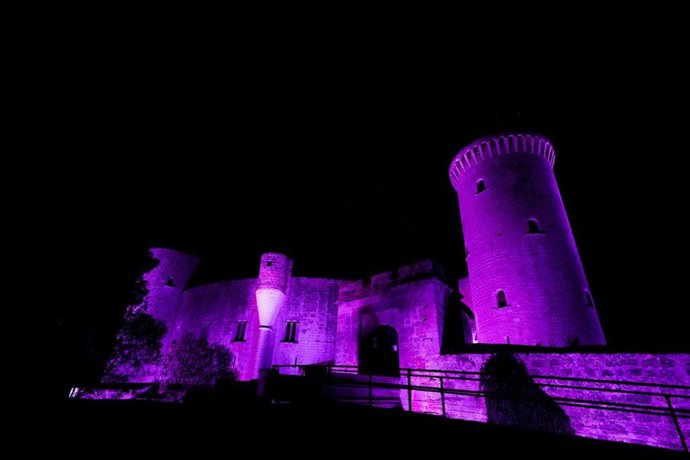 El Castillo de Bellver iluminado de morado