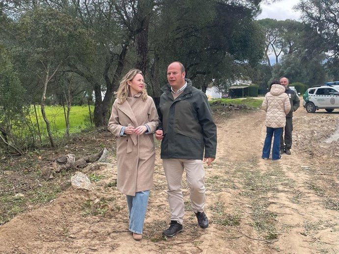 Oscar Curtido con la alcaldesa de Prado del Rey en una de las vías pecuarias.