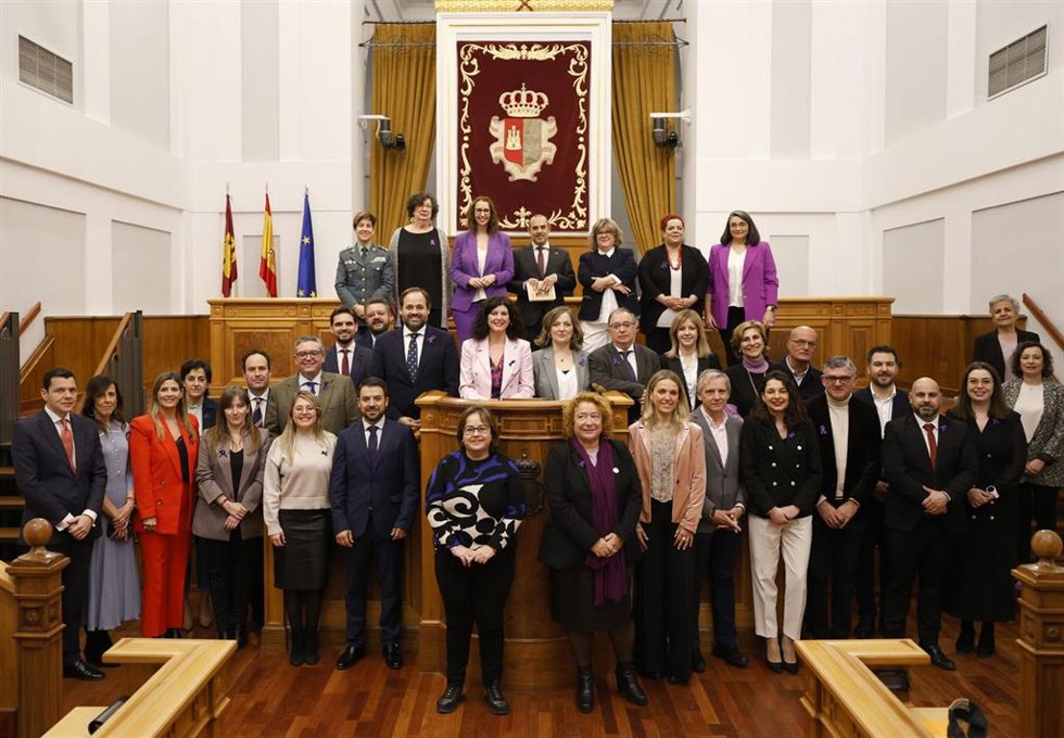 Pleno social celebrado en las Cortes de C-LM con motivo del 8M.