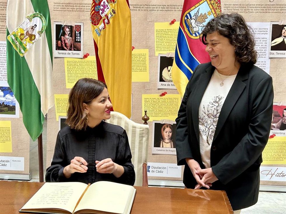 La ministra de Juventud e Infancia, Sira Rego, firma en el Libro de Honor del Ayuntamiento de Sanlúcar junto a su alcaldesa, Carmen Álvarez.