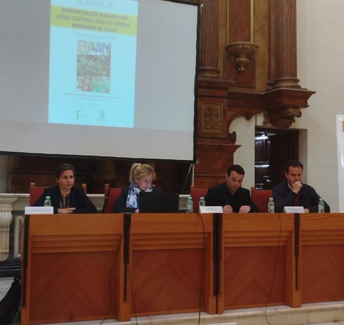 Inauguración de la jornada sobre diversificación agraria.