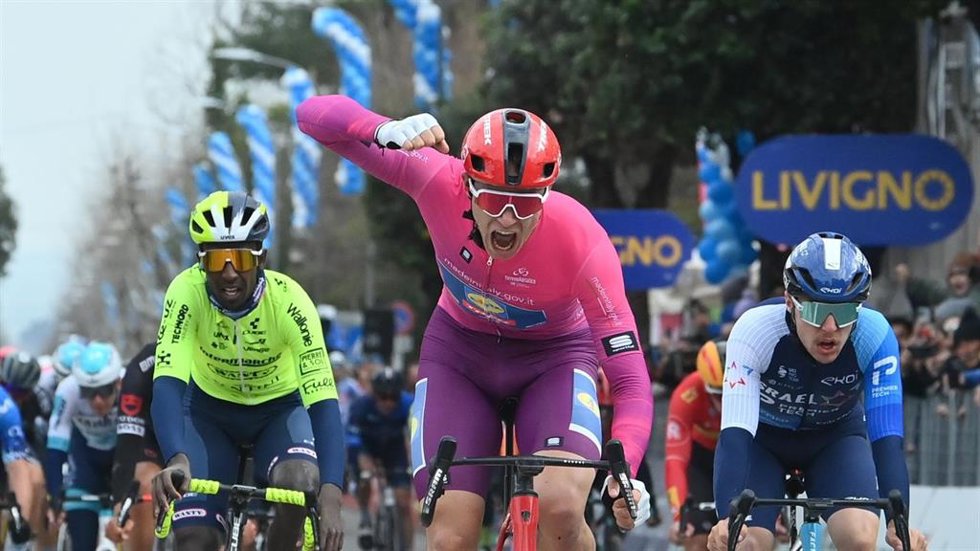 El ciclista italiano Jonathan Milan (Lidl-Trek) se lleva la cuarta etapa de la Tirreno-Adriático 2024, disputada entre Arrone y Giulianova sobre 207 kilómetros