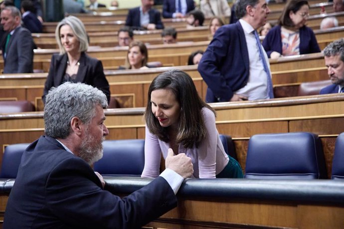 Archivo - El coordinador de Alianza Verde, Juantxo López de Uralde y la líder de Podemos, Ione Belarra, conversan durante sesión plenaria en el Congreso de los Diputados, a 16 de marzo de 2023, en Madrid (España). 