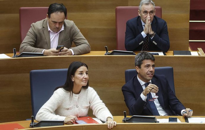 Archivo - Arxiu- La consellera d'Hisenda, Ruth Merino (e), junt amb el president del PPCV i president de la Generalitat Valenciana, Carlos Mazón (d)durant un ple a Les Corts