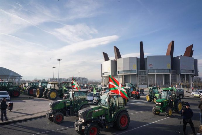 Varios tractores, durante una concentración en Vitoria-Gasteiz