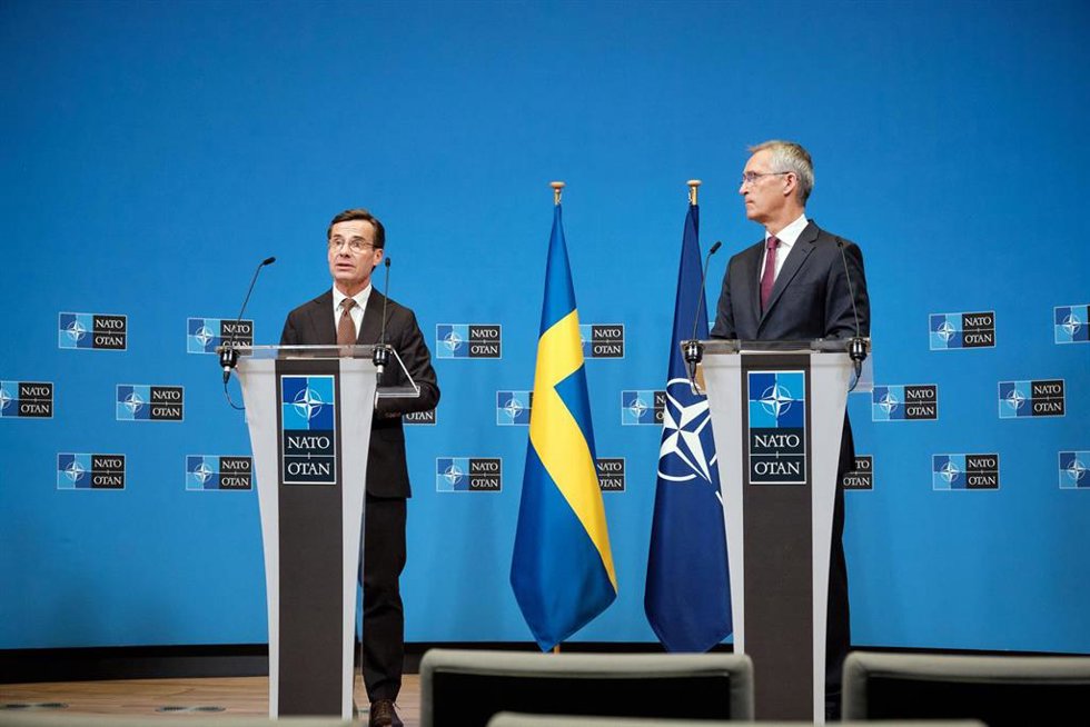 Archivo - El primer ministro de Suecia, Ulf Kristersson, junto al secretario general de la OTAN, Jens Stoltenberg