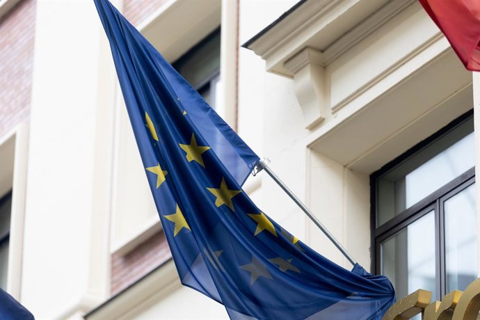 Archivo - Una bandera de la Unión Europea, a 3 de enero de 2024, en Madrid (España). La bandera de la Unión Europea está formada por 12 estrellas amarillas dispuestas en círculo sobre un fondo azul. Las estrellas representan los ideales de solidaridad y