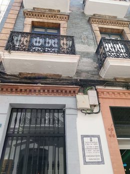 La casa natal de José Caballero, en la calle Espronceda de Huelva, mantiene una placa indicativa del lugar en el que vivió el pintor.