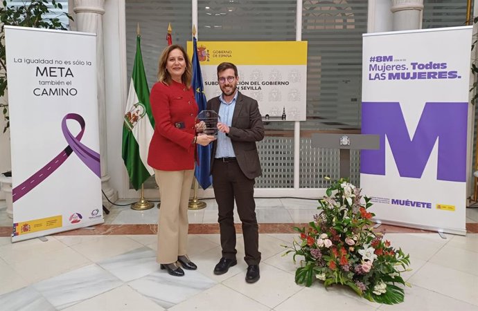 El subdelegado del Gobierno entrega el reconocimiento a la alcaldesa de Osuna.