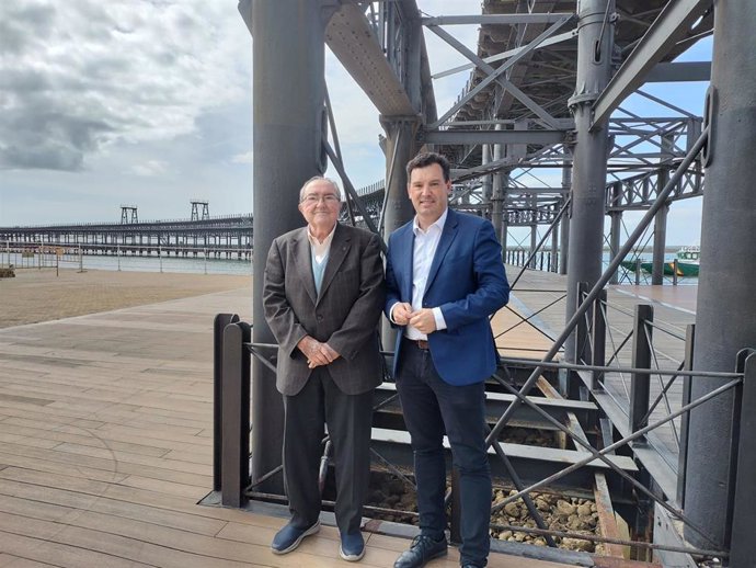 El presidente del Puerto de Huelva, Alberto Santana (derecha) y el presidente del Banco de Alimentos de Huelva, Juan Manuel Díaz Cabrera.