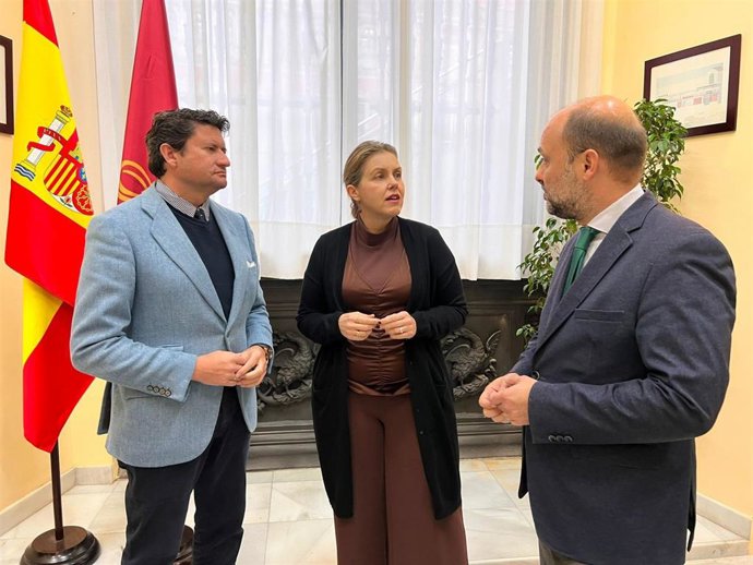 Los concejales de Vox Fernando Rodríguez Galisteo, Cristina Peláez y Gonzalo García de Polavieja.