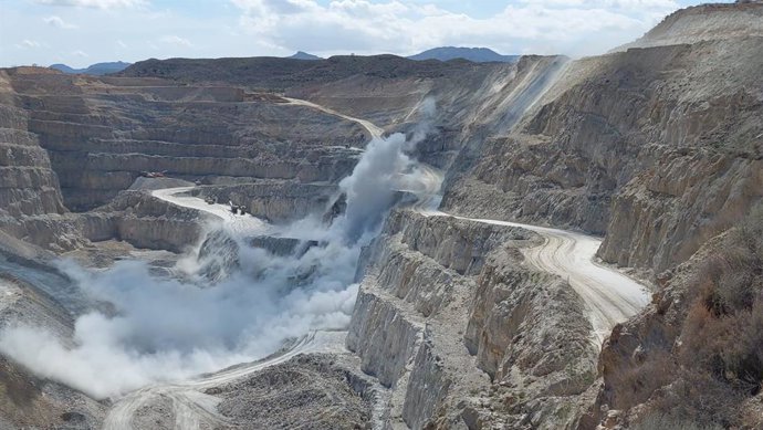 Disparo de voladura en Sorbas (Almería).