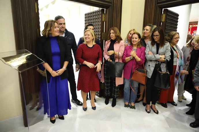 La presidenta del Parlamento de Canarias, Astrid Pérez (i), oficia el cambio de denominación de una sala de la Cámara para hacerla más inclusiva