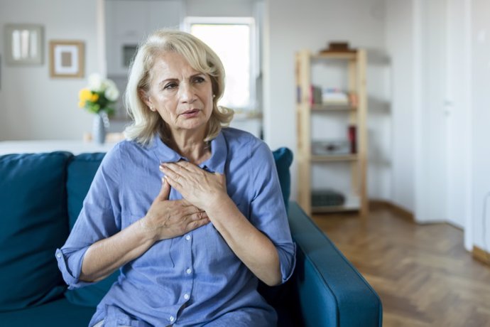 Archivo - Mujer mayor con dolor en el pecho.