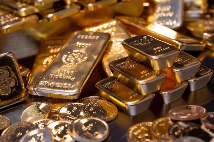 Archivo - FILED - 16 March 2023, Bavaria, Munich: Gold bars and gold coins of different sizes lie in a safe on a table at the precious metal dealer Pro Aurum. Photo: Sven Hoppe/dpa